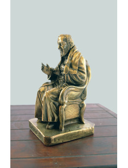Statua Padre Pio seduto
