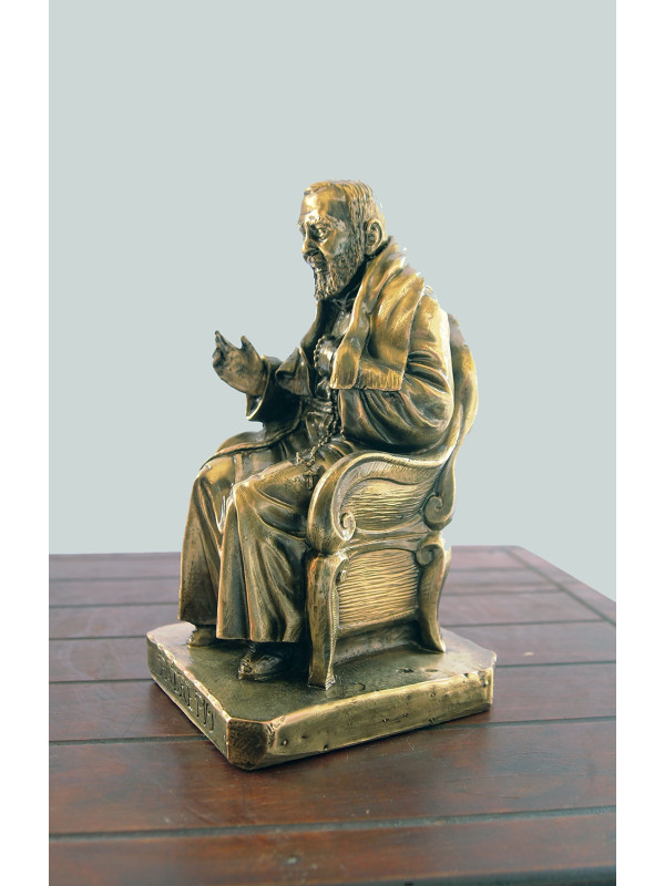 Statua Padre Pio seduto