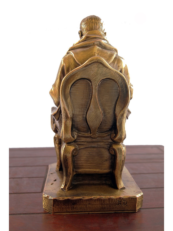 Statua Padre Pio seduto