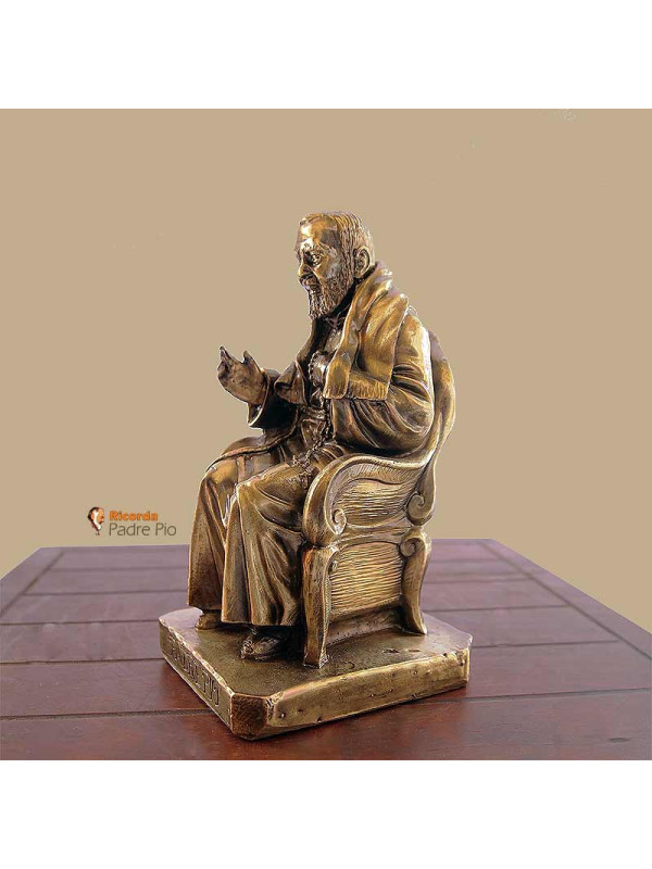 Statua Padre Pio seduto