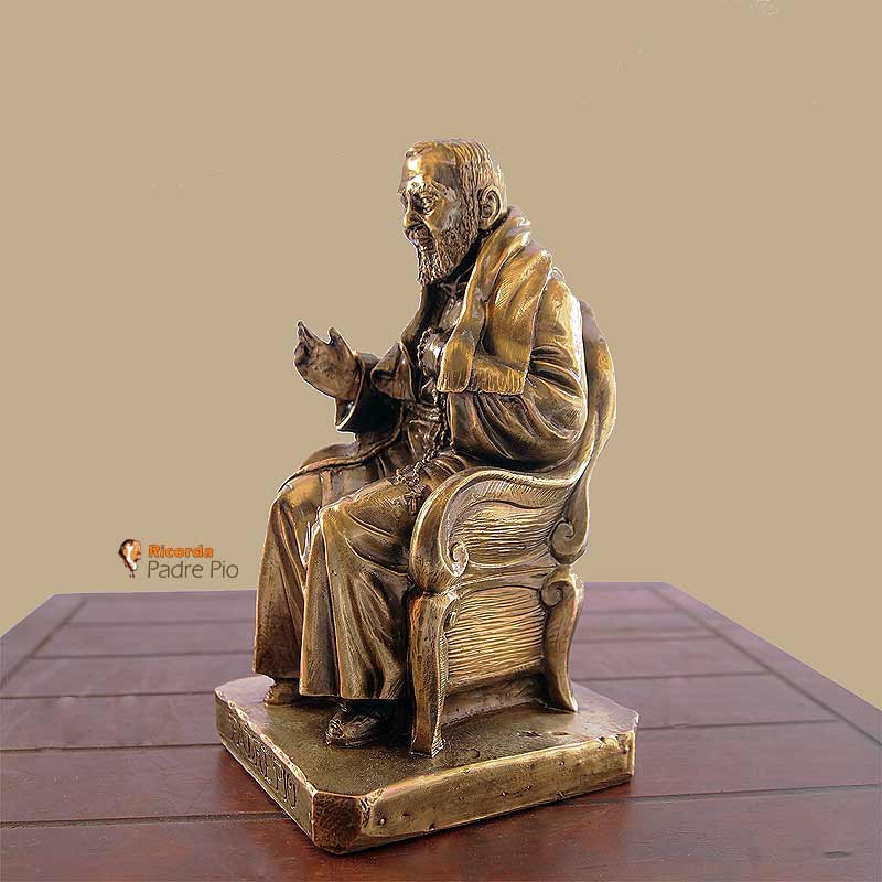 Statua Padre Pio seduto