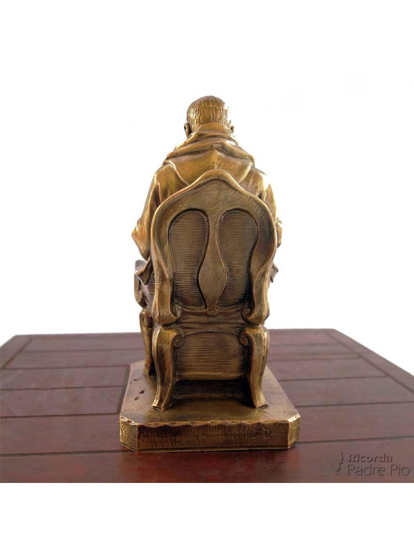 Statua Padre Pio seduto