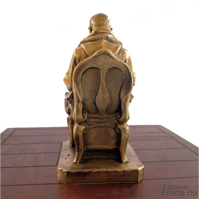 Statua Padre Pio seduto