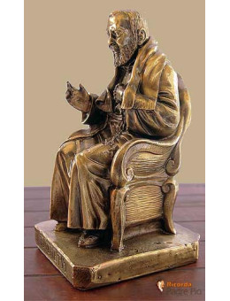 Statua Padre Pio seduto