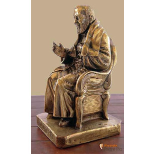 Statua Padre Pio seduto