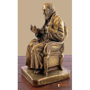 Statua Padre Pio seduto