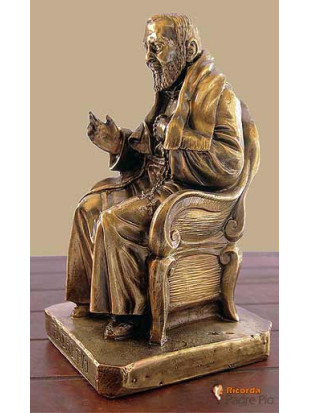 Statua Padre Pio seduto