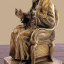 Statua Padre Pio seduto