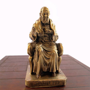 Statua Padre Pio seduto