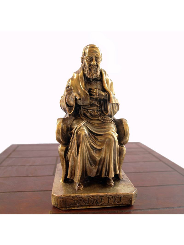 Statua Padre Pio seduto