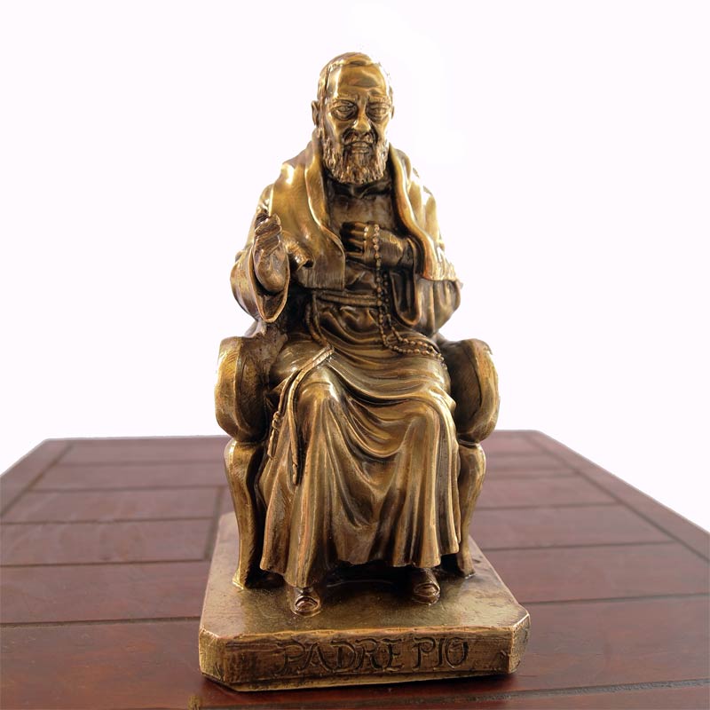 Statua Padre Pio seduto