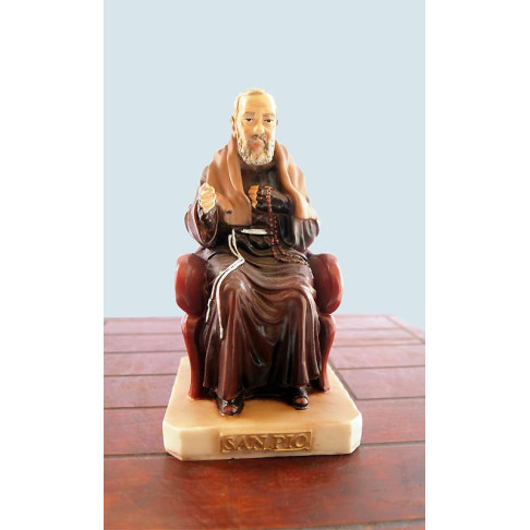 Statua Padre Pio seduto, colorato.