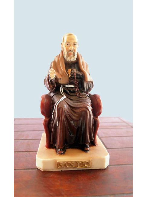Statua Padre Pio seduto, colorato.