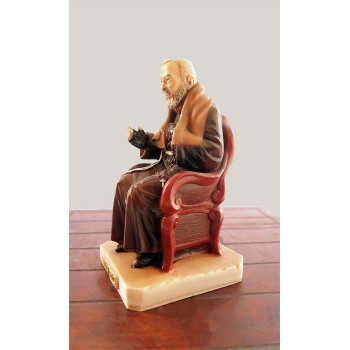 Statua Padre Pio seduto, colorato.