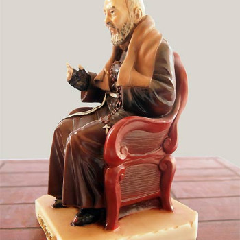 Statua Padre Pio seduto, colorato.