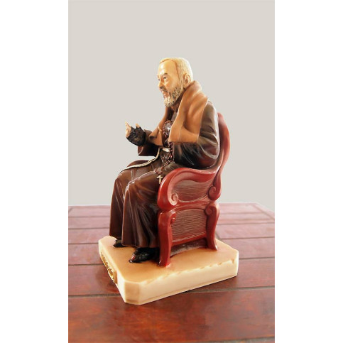Statua Padre Pio seduto, colorato.