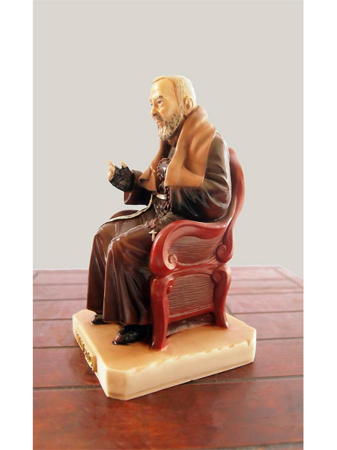 Statua Padre Pio seduto, colorato.
