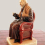 Statua Padre Pio seduto, colorato.